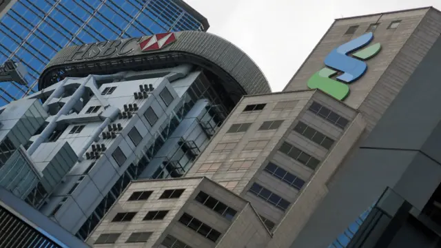 Ngân hàng HSBC (lập ra năm 1865) và Standard Chartered (1853) cũng là những công ty Scotland nổi tiếng nhất đã đến Hong Kong. Trong hình là trụ sở các ngân hàng này ở đường Des Voeux.