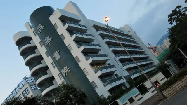 Năm 1843, mục sư Robert Morrison từ Malacca đến Hong Kong mở trường Ying Wa College và hoạt động trong cả ngành in ấn.