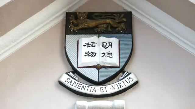 Đại học Hong Kong cũng được lập theo truyền thống Scotland và vẫn giữ cả huy hiệu có hình kẻ ca-rô truyền thống Scotland.