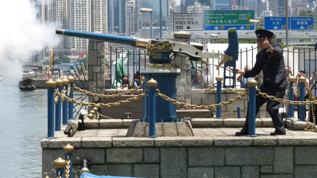 Lễ bắn súng 'Noonday Gun' cũng do người Scotland đem tới Hong Kong.