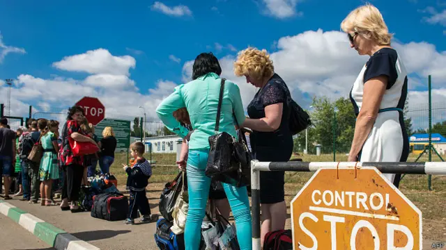 украинские беженцы на КПП "Изварино"