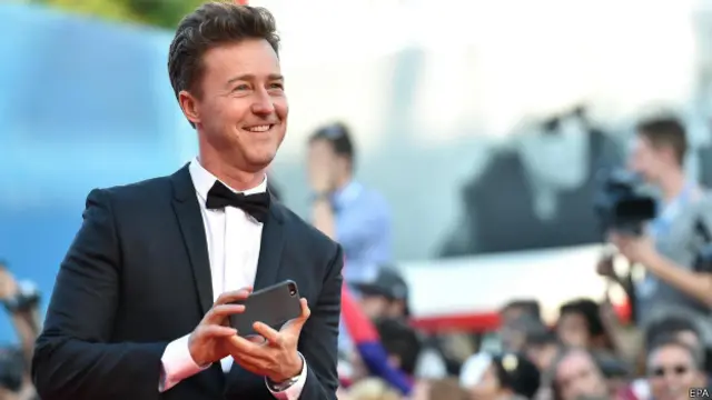 سحرنا أداء ادوارد نورتن (كما سحر مايك ريغان في الفيلم) منذ المشهد الأول لظهوره في الفيلم. 