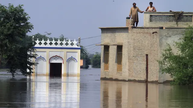 دریائے چناب میں آنے والا بڑا سیلابی ریلا اس وقت صوبہ پنجاب کے وسطی علاقوں سے گزرتے ہوئے جنوبی علاقوں کی جانب بڑھ رہا ہے۔