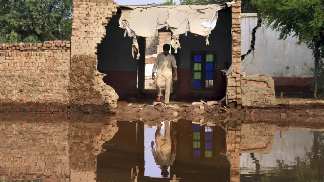 جھنگ میں موجود بی بی سی کے نامہ نگار علی سلمان کے مطابق ضلعی انتظامیہ کا کہنا ہے کہ تریموں سے اس وقت پانچ لاکھ کیوسک سے زیادہ پانی گزر رہا ہے جس میں مزید اضافہ متوقع ہے اور اس کی مسلسل نگرانی کی جا رہی ہے۔