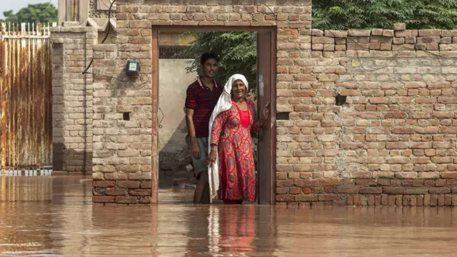 تریموں بیراج پر پانی گزرنے کی انتہائی سطح ساڑھے چھ لاکھ کیوسک ہے۔ جھنگ کی تحصیل اٹھارہ ہزاری کی انتظامیہ کا کہنا ہے کہ تریموں بیراج کو محفوظ رکھنے کے لیے دریائے چناب پر واقع بند میں شگاف ڈال دیا گیا ہے جس کے بعد پانی اٹھارہ ہزاری اور احمد پور سیال کے قصبات اور ملحقہ دیہات میں داخل ہو رہا ہے۔