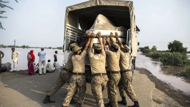 بی بی سی کے نامہ نگار کے مطابق پانی کے دباؤ کی وجہ سے دریا کے جھنگ شہر کی طرف والے کنارے میں بھی دو جگہ شگاف پڑ گئے ہیں اور جھنگ کو بھکر سے ملانے والی شاہراہ پر ڈھائی فٹ تک پانی کھڑا ہوگیا ہے۔