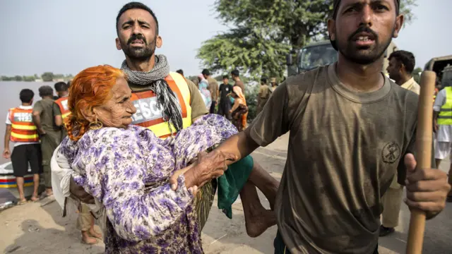 نامہ نگار کا یہ بھی کہنا ہے کہ جھنگ شہر میں خوف کی فضا ہے اور شہریوں نے رات جاگ کر گزاری ہے۔ شہر سے بڑی تعداد میں لوگوں نے نقل مکانی بھی کی ہے۔ ضلعی انتظامیہ کے مطابق اب تک سیلاب سے ضلع جھنگ کا 35 فیصد حصہ زیرِ آب آ چکا ہے اور 350 دیہات متاثر ہوئے ہیں۔