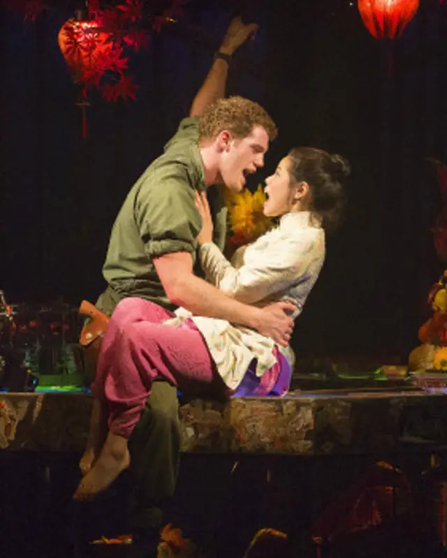 《西贡小姐》讲述美国士兵与越南女子的爱情故事(摄影:Matthew Murphy)