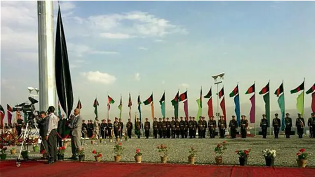 د هند د بهرنیو چارو وزیرې او کرزي د وزیر محمد اکبرخان پر تپې یو لوی بیرغ هم پورته کړ، چې د 'بیرغ منار' نوم یې ورکړ.