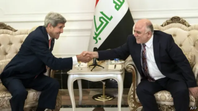 کری (چپ) برنامه آمریکا برای مقابله با داعش را با عبادی مطرح می‌کند