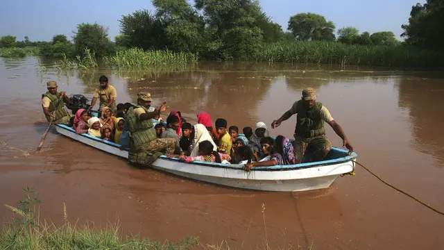 پاکستان میں سیلابی ریلا صوبہ پنجاب کے شمالی علاقوں میں تباہی پھیلانے کے بعد اب جنوبی پنجاب کے علاقوں کی جانب بڑھ رہا ہے اور بہت سے علاقوں سے لوگوں کو کشتیوں اور ہیلی کاپٹروں کی مدد سے نکالا جا رہا ہے۔