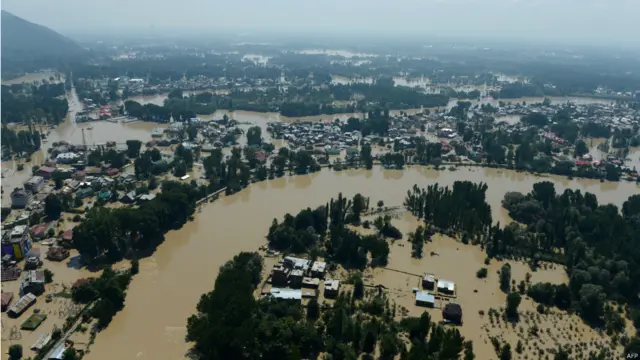بھارت فضائیہ کے ایک ہیلی کاپٹر سے سری نگر اور اس کے مضافات کا ایک منظر۔ بھارت کے زیر انتظام کشمیر میں نصف صدی کے بدترین سیلاب میں سری نگر کے بیشتر علاقے زیر آب آ گئے۔