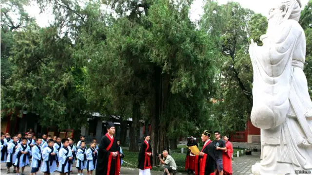 有人建议把中国的教师节从9月10日改到9月28日这个传说中的孔子生日,以期这个位“万世师表”能给中国的教师起到一个永久的楷模作用。