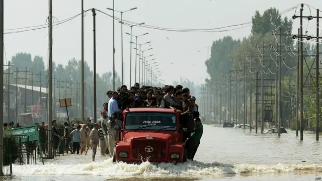 سری نگر میں لوگ امدادی کارروائیوں کی سست روی پر سخت غصے میں ہیں۔ سری نگر کی ایک شاہراہ جو سیلاب میں ڈوب گئی اور جہاں سے گاڑیوں کا گزرنا محال ہو گیا۔