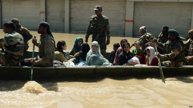 سری نگر میں بیشتر علاقوں میں فوج نے کشتیوں کے ذریعے لوگوں کو محفوظ مقامات پر منتقل کیا۔ 