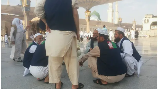 د حاجیانو لپاره ځانګړې بسونه چمتو شوې چې د لېږد را لېږد لپاره یې کارېږي.