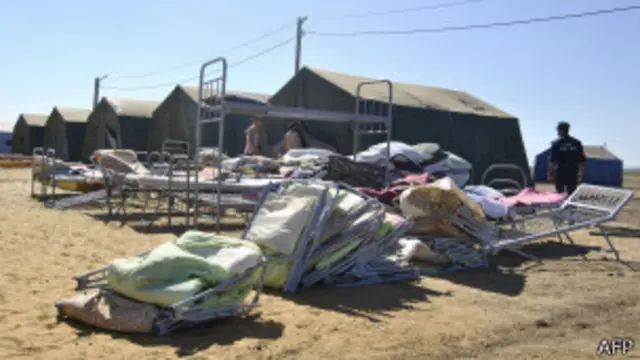 Сотрудники МЧС разбирают палаточный лагерь