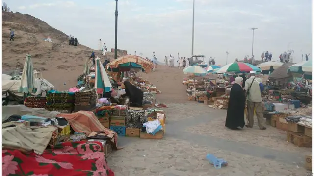 خرما، تسبیح، جای نماز، کالي، څادرونه او خولۍ هغه څیزونه دي چې حاجیان یې په مدینه منوره کې پېري.