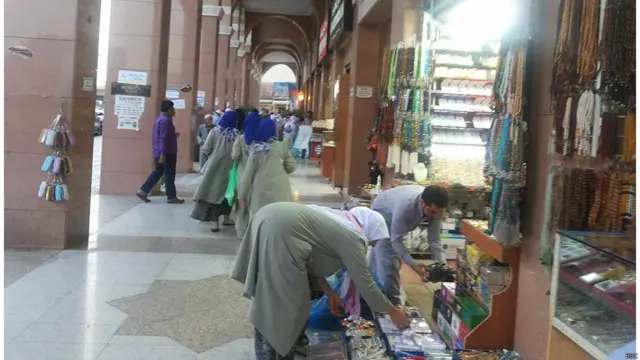 د حج د مراسمو په رانږدې کېدو سره د مدینې منورې بازارونو کې ګڼه ګوڼه زیاتېږي ځکه حاجیان په کې د تحفو په اخیستلو بوخت وي.