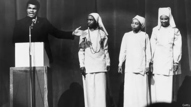 Alí con mujeres musulmanas