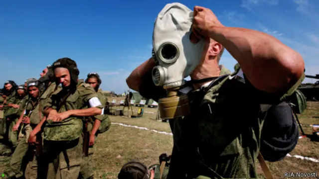 Солдаты надевают противогазы