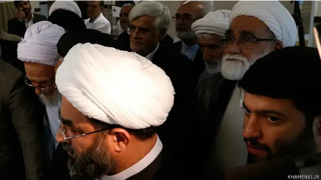 محمد رضا عارف از معدود چهره های اصلاح طلب در میان عیادت کنندگان بوده است