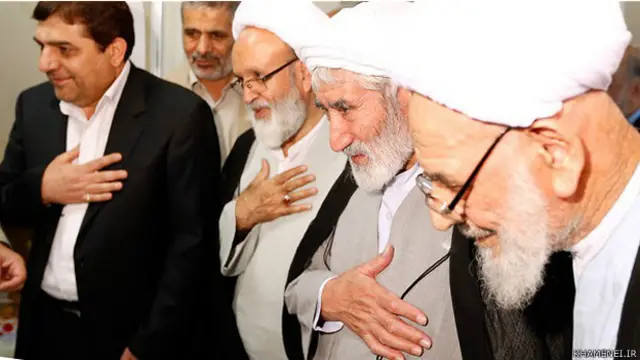 شیوه و جای ایستادن در زمان عیادت، نشانه ای از جایگاه سیاسی افراد شده است