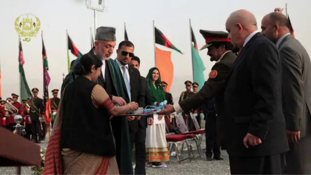 د هند د بهرنیو چارو وزیرې وویل: "زه دلته راغلې یم چې ستاسو د بېرغ د پورته کولو په مراسمو کې ګډون وکړم او دې بېرغ ته سلام وکړم. مسعود ته سلام وکړم او ټولو هغو هندیانو ته سلام وکړم چې خپل ځانونه یې د افغانستان د بیا رغونې په لاره کې له لاسه ورکړي".