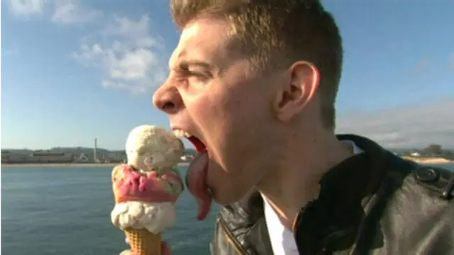 Kelebihan lidah Nick bukan cuma menjilat es krim 