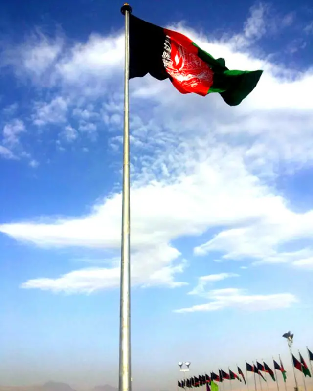 د افغانستان تر ټولو ستر بېرغ پرون (چارشنبه، سپتمبر ۱۰) د ځانګړو مراسمو په ترڅ کې پورته کړای شو. ویل شوي چې د دغه بېرغ اوږدوالی دیرش متره او پلنوالی یې شل متره دی.