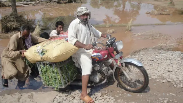 سیلاب کے بعد سبزیاں مشکل سے ملتی ہیں اور کافی مہنگی بھی ہوگئی ہیں