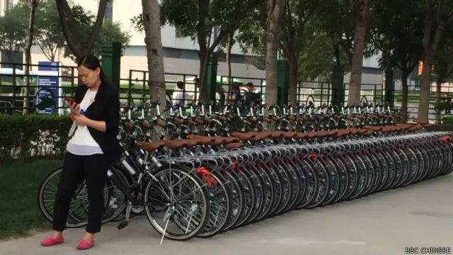 在天津的达沃斯会场，大会将环保节能的概念表达了出来，其中一项是尽量减少使用汽车排放废气。