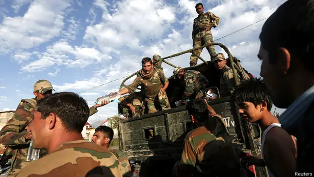 श्रीनगर में राहत और बचाव कार्य में लगे सेना के जवान