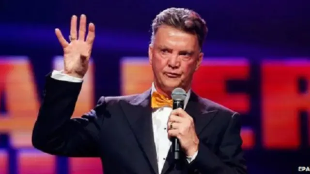 قال مانشستر يونايتد إن لويس فان غال يملك "سجلا حافلا" في مجال التدريب.