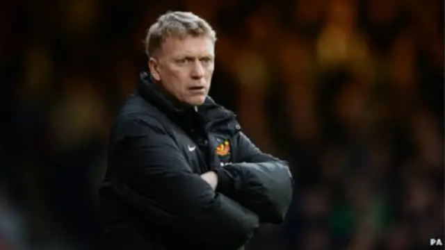 أقال مانشستر يونايتد ديفيد مويس من منصبه كمدير فني للفريق بعد أقل من عام على توليه المسؤولية.