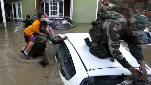 Tentara membantu korban banjir