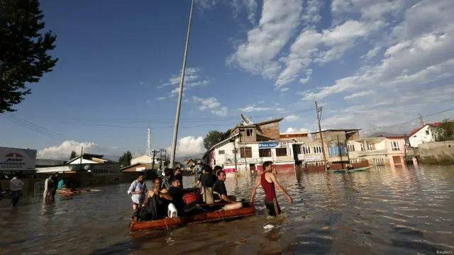 Banyak rumah dan bahkan rumah sakit di ibukota Srinagar terendam air. Buruknya komunikasi menjadi kendala upaya pemberian bantuan.