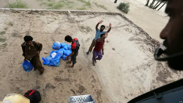 Korban menunggu bantuan