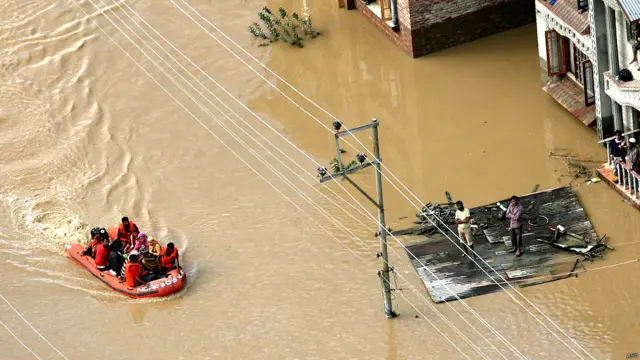 Perahu karet membawa korba