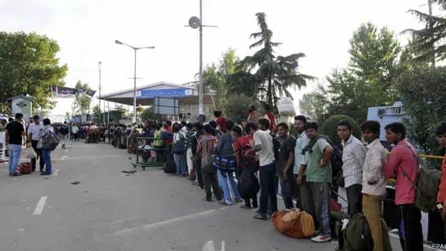 چناب، جہلم، ستلج، راوی اور بیاس دریا بھارت سے نکلتے ہیں جبکہ اہم دریائے سندھ تبت سے نکل کر بھارت کے زیر انتظام کشمیر سے ہوتا ہوا پاکستان چلا جاتا ہے