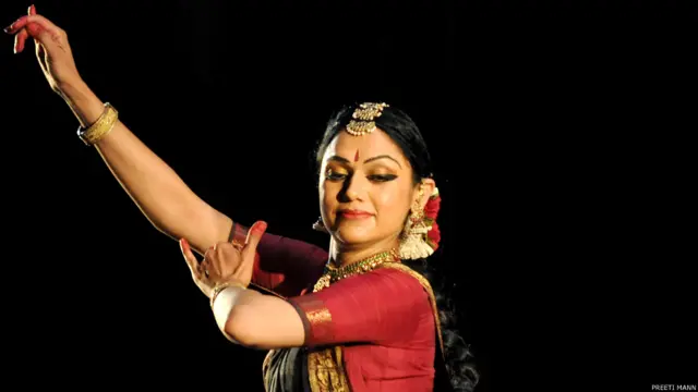 सिक्के के दो पहलू होते हैं, दो अवधारणाएं होती हैं. मन इस के बीच खड़ा दोनों में से किसी एक को चुन लेने की चाह में कभी इधर कभी उधर देखता है. 