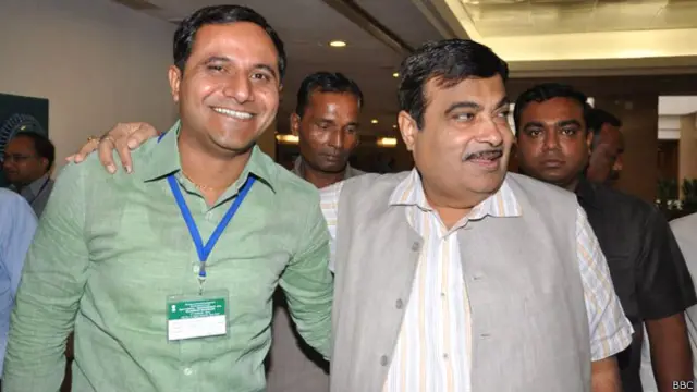 پنساری ماڈل ولیج کے سرپنچ اپنے دفتر سے پورے گاؤں پر نظر رکھ سکتے ہیں