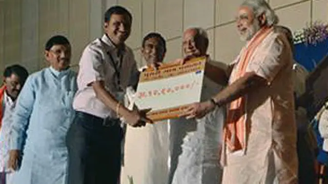 पुंसारी विलेज के सरपंच मोदी के साथ