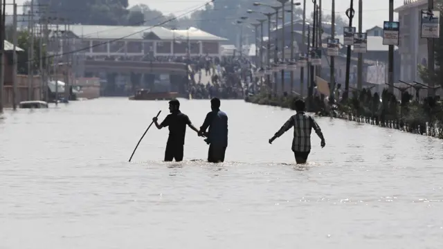 
په سرینګر او نورو شاخوا سیمو کې مخابراتي نظام ګډوډ شوی له امله یې د اړیکو په ټینګولو کې ستونزې شته.
