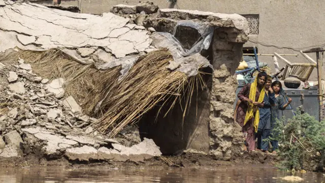 
پاکستاني چارواکي وايي په سیلاب ځپلو سیمو پوځ له خلکو سره د مرستې په خاطر لاس په کار شوی دی. 