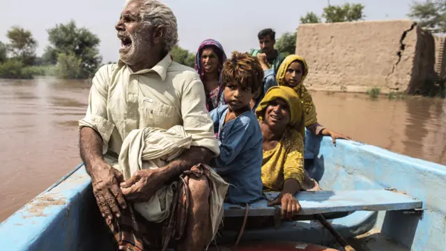 د ایالتي چارواکو وینا ده چې د ملتان له هغو کلیوالو سیمو چې د سیلاب د ورتللو خطر په کې شته وار دمخه خلک خوندي ځایونو ته لیږدول شوي دي.