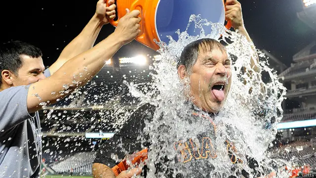 Участник акции Ice Bucket Challenge