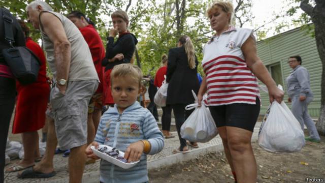 Біженці з Донецька отримують гуманітарну допомогу на околицях Маріуполя 