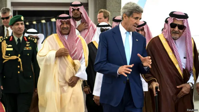 جان کیری دولت اسلامیہ کے خلاف اتحاد بنانے کے لیے سعودی عرب پہنچ گئے ہیں