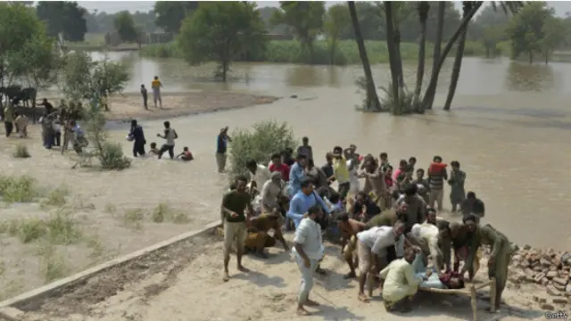 پاکستان اور بھارت کے زیرِ انتظام کشمیر میں آنے والے سیلاب کے نتیجے میں اب تک 450 افراد ہلاک ہو چکے ہیں اور مرنے والوں کی تعداد میں اضافہ ہو رہا ہے